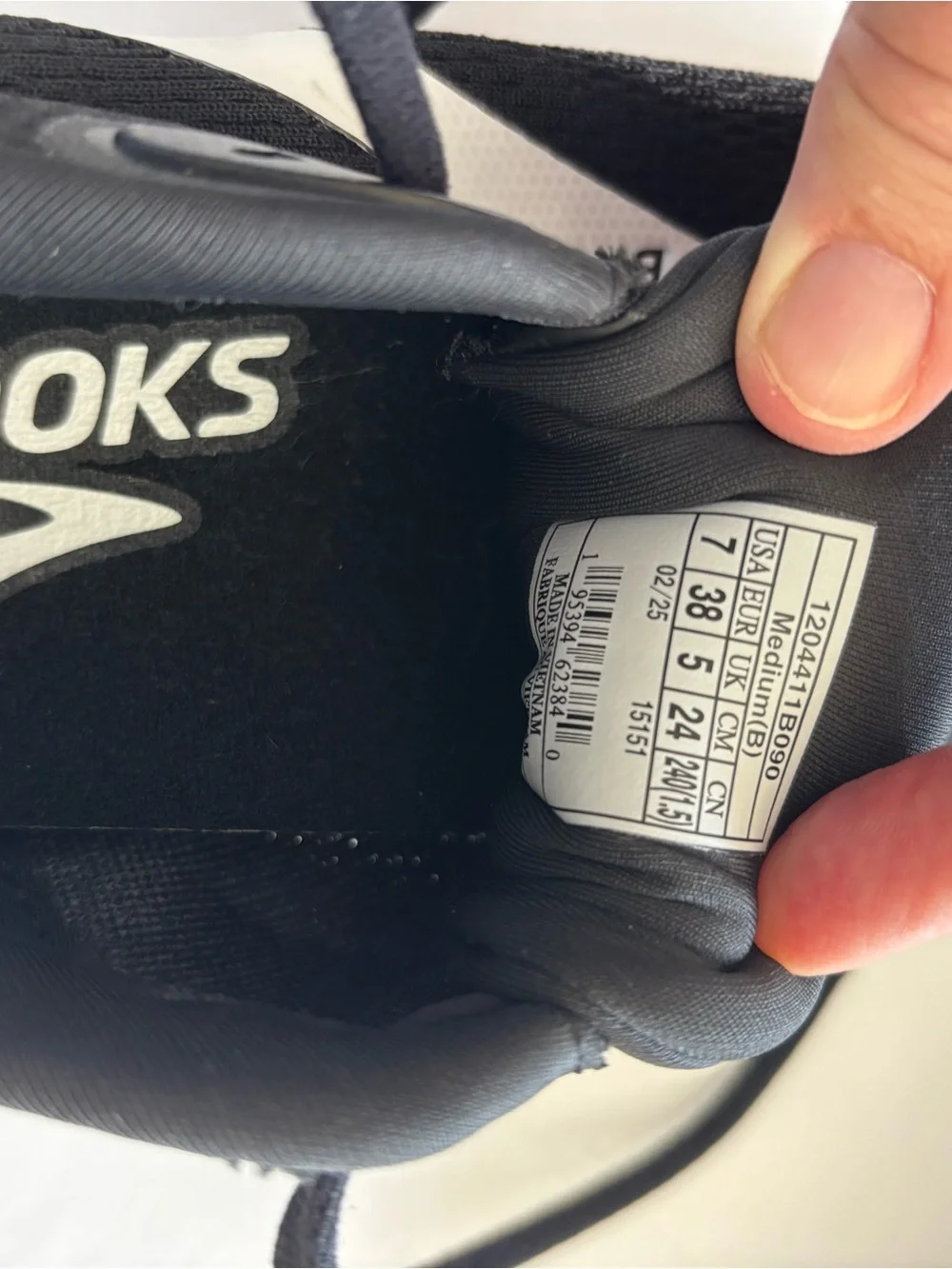 Brooks Woman’s Trace 4 Black Running Shoes size 7 NWOT